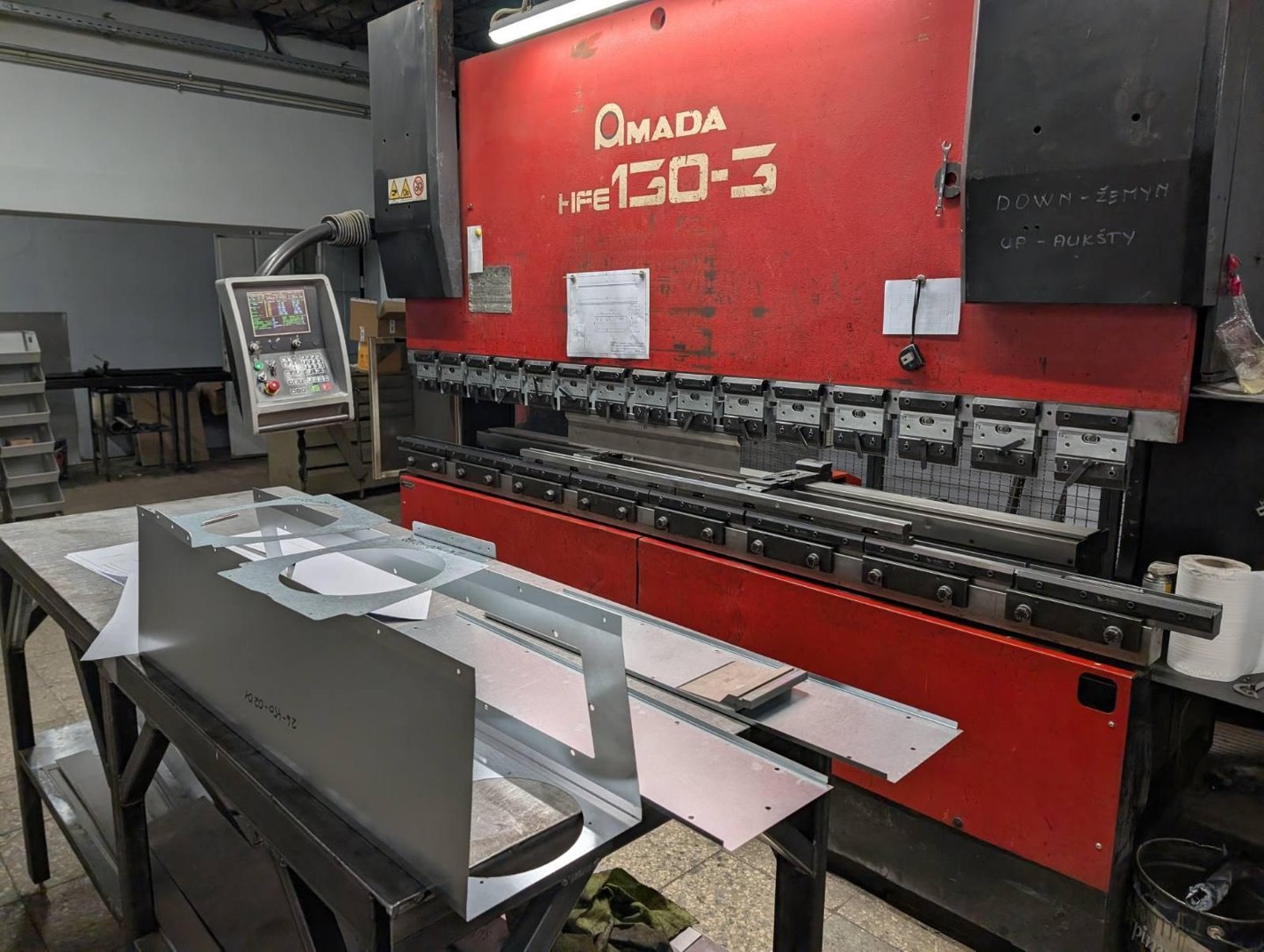Metalo lankstymo staklės su lankstoma lakštinio metalo detale